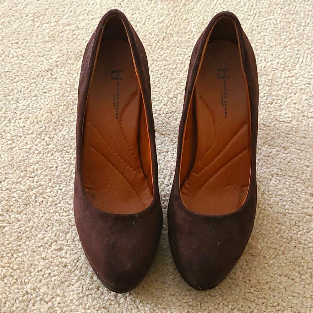 Brown suede pumpd